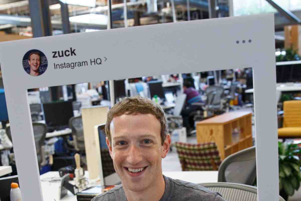 Марк Цукерберг заклеює стрічкою свою веб-камеру