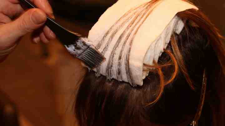 Як пофарбувати пряді волосся