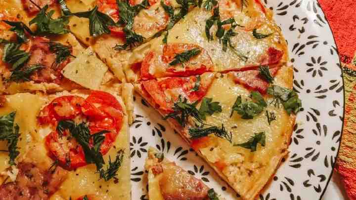 Як зробити піцу в домашніх умовах на сковороді, в духовці і в мікрохвильовці - 8 смачних рецептів